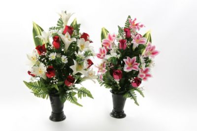 Vase de Roses et de Lys délicieux réhaussé de feuillage